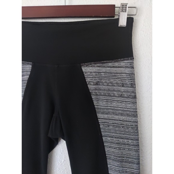 3/$20 Athleta Chanturanga 7/8 Jacquard Black & White Colorblock Leggings XS - Picture 4 of 10